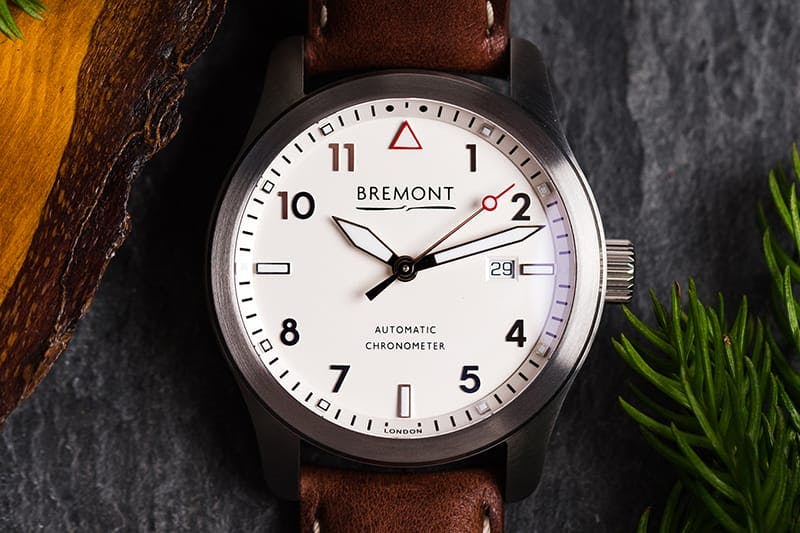 Best looking white online dial watch