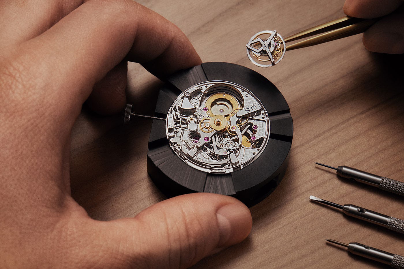 Louis Vuitton présente une montre créée en collaboration avec l'Atelier  Akrivia.